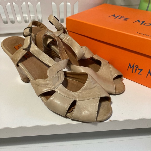 Very cute Miz Mooz sandales. Leather with low heels. Very good use condition. - Picture 2 of 3